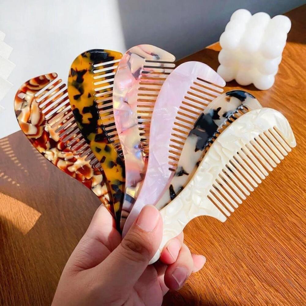 Hair Comb In Beige Marble Pattern - Picture 4 of 6